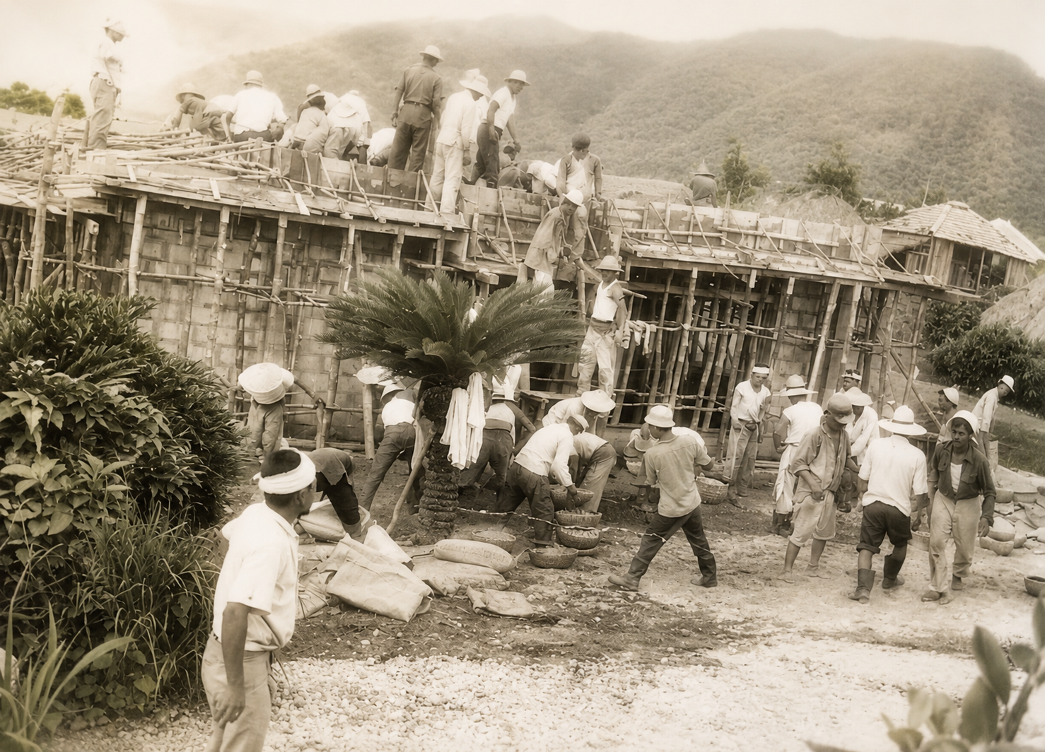のぶしろ家を建てている村の人たち（六十〜七十年前）